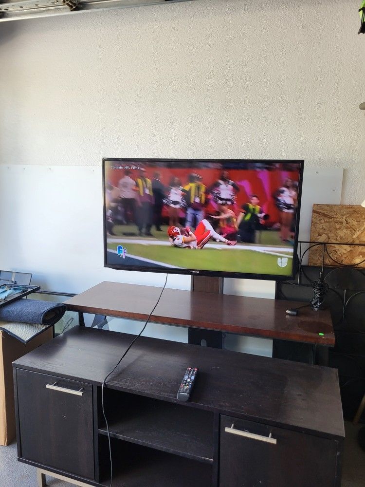 Tv Standt Whit Tv Included