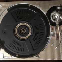 Two Technic MK2’s Both Tuned Up With New RCA Cables And Internally Grounded. One Lever Broke Off for The Tone Arm. 