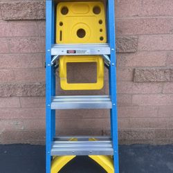 4 FT FIBERGLASS LADDER 