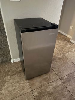 Vissani Mini Fridge Stainless Steel. *Not cooling*