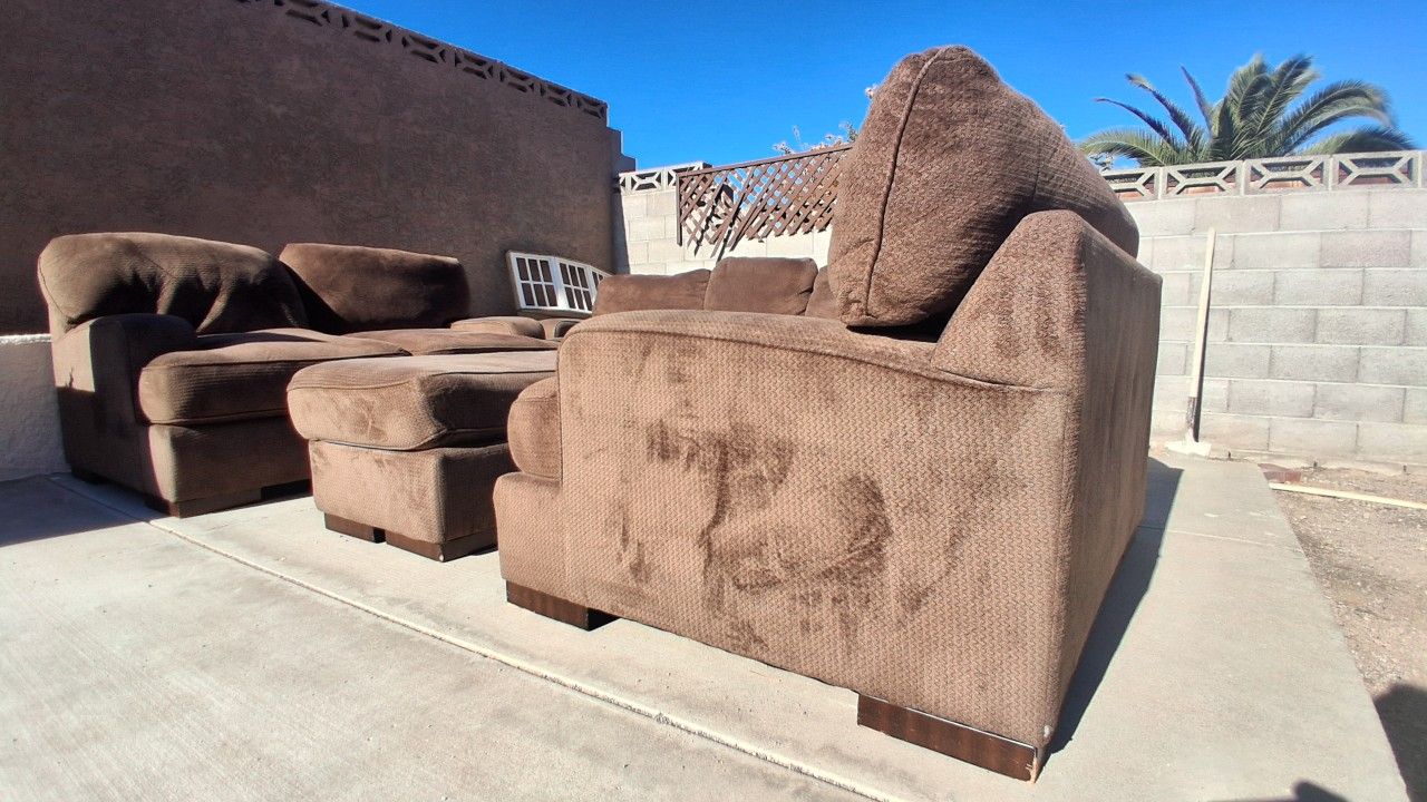 Nice 4-Piece Living Room Set
Includes:
• 1 large couch
• 2 sofa chairs
• 1 large matching ottoman
The best part about this set is that all cushion cov