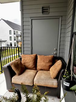 Loveseat – Comfortable & Versatile Sofa