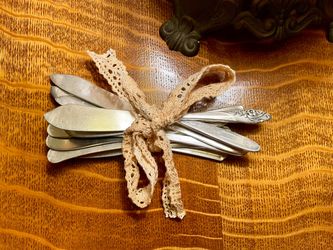 Vintage Silver-Tone Butter Knives Set