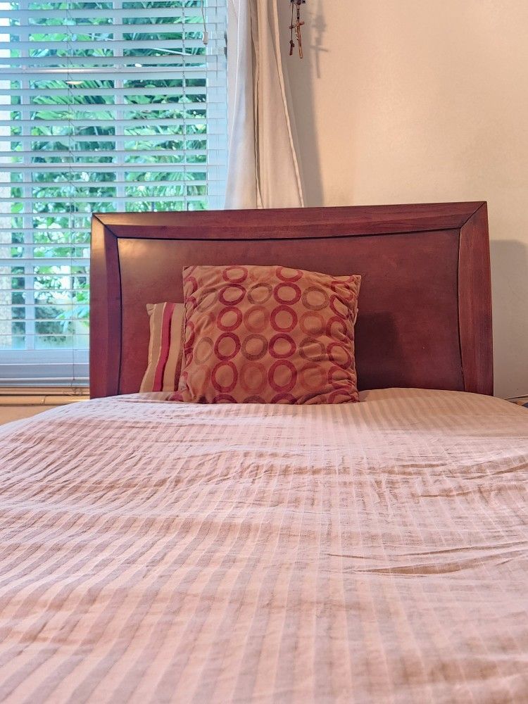 Wood Twin bed With Matress