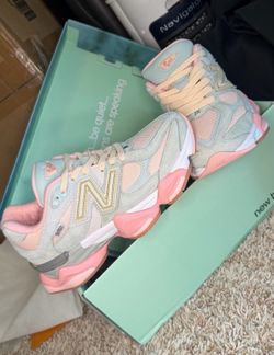 New Balance 9060 Women’s sneakers in pink and blue special edition - size 7.5