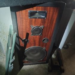 2 House Speakers Good Condition 