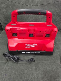 Milwaukee M18 PACKOUT 6 Port 6 Bay Rapid Charger