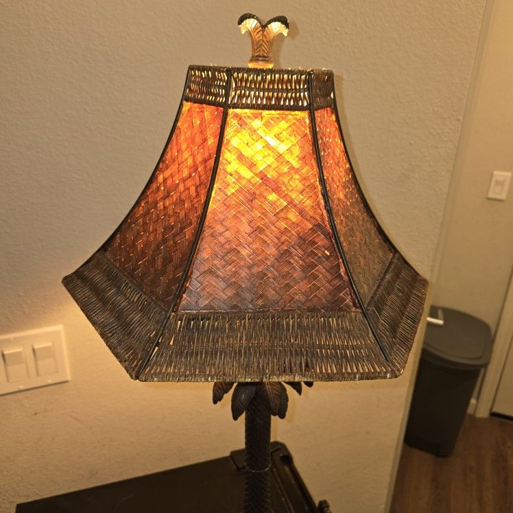 Tropical Elegance – Palm Tree Wicker Table Lamp 🌴