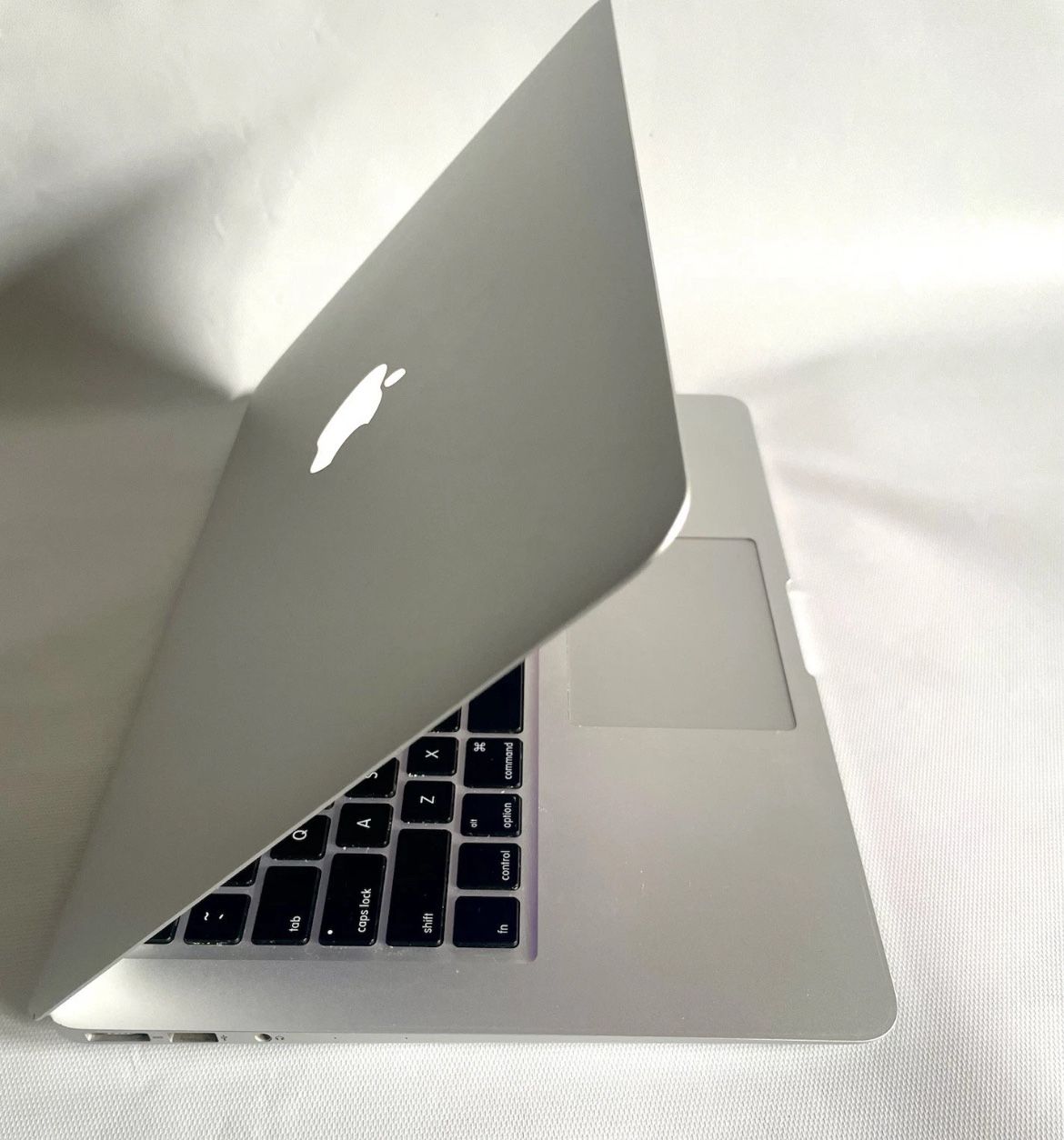 Apple MacBook Air 13" Laptop MJVE2LL/A - Core i5 1.6GHz 128GB SSD A1466