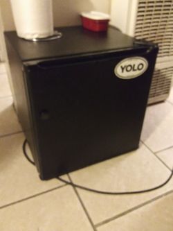 Black and decker mini fridge basically new for 65$