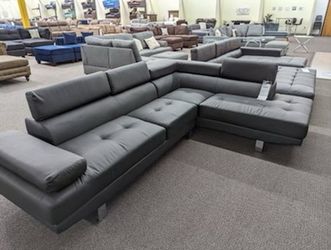 New Sectional With Adjustable Headrests. Black Or White Leather. 106”x77”. Free Delivery!