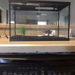 5.5 Gal Fish Tank Like New