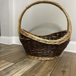 Wicker Basket, Farmhouse. Nice Size! 