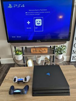 PLAYSTATION 4 PRO : 1TB + 2 WIRELESS CONTROLLERS + 3 GAMES + CABLES