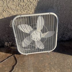 Box Fan for Bedroom white Holmes Portable 5 Blades Lightweight home good condition