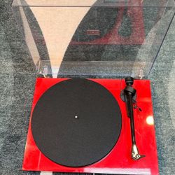 Red Pro-Ject Debut Carbon Record Player