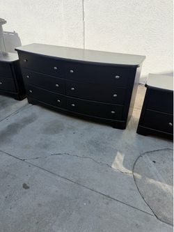 Brown 6 drawer dresser with 2 nightstands!