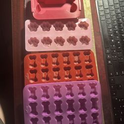 Silicone dog bone/paw ice cube trays (pet-themed