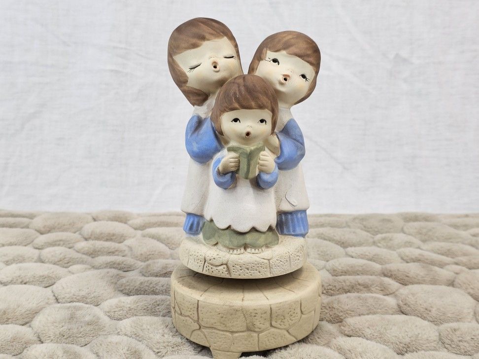 VTG CHRISTMAS CAROLERS MUSIC BOX PLAYS JINGLE BELLS