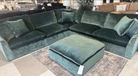 💞OM 💞  Brand New Living Room Sectional, ottoman