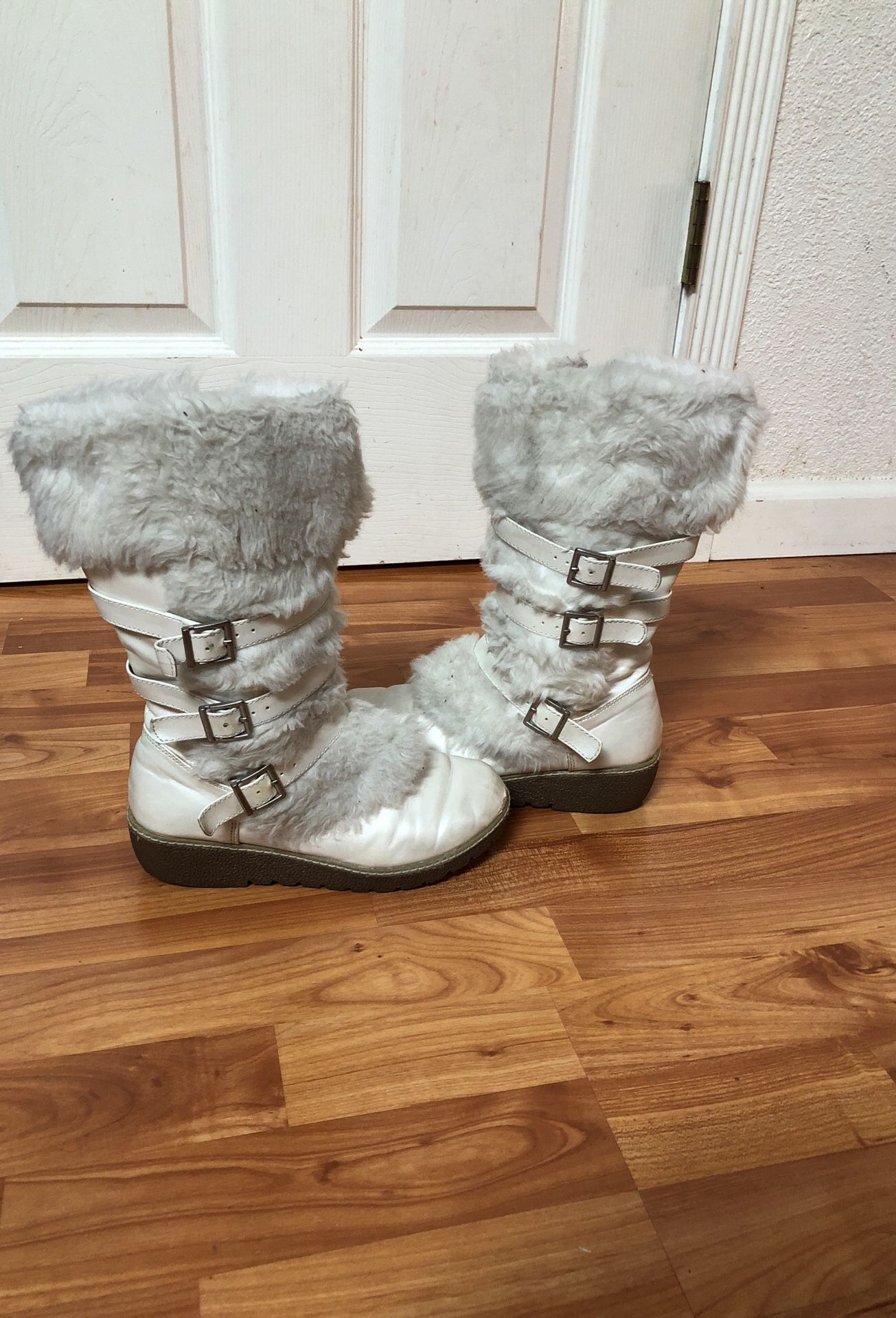 Girls boots- size 4