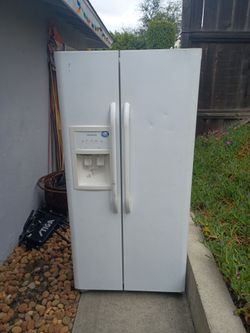 Frigidaire side by side refrigerator, FREE