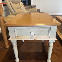 Broyhill Coffee Table With Matching End Tables