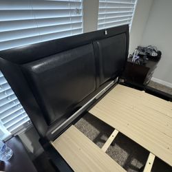 Queen Wooden Bedframe 