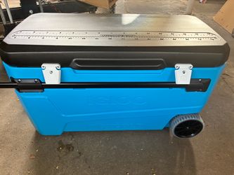 Igloo NEW 100 QTs Glider Cooler with wheels