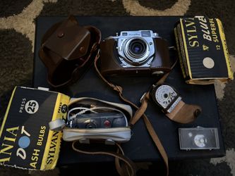 Vintage Camera With Flash And Extra Bulbs