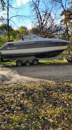 Larson 28' Dual Inboard 