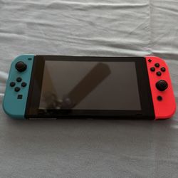 Nintendo Switch Bundle - Mario Kart 8 Deluxe + Case + Dock/Charger + Joycon controller