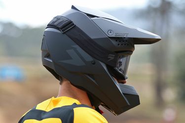 Motocross helmet shift