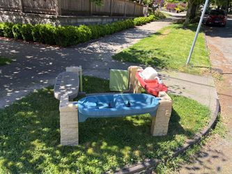 Outdoor play structure / water table