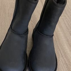 UGGS - New Never Worn- Size 6 Black 