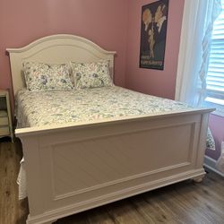 Queen Bed, Mattress, Box Springs 