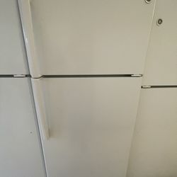 GE TOP BOTTOM FRIDGE WHITE