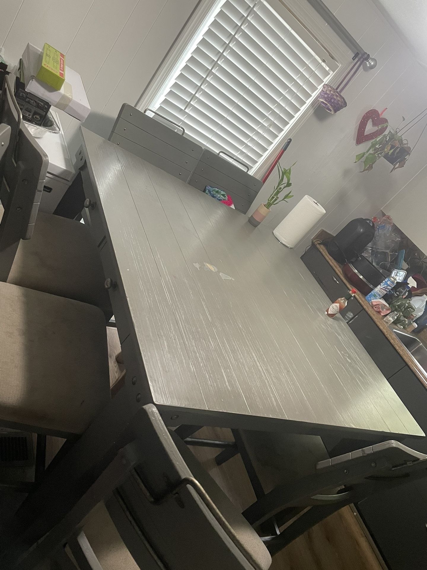 table with its set of chairs