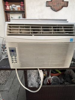 Air conditioning 12,0000 Btu It does about 350 ft.²