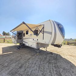 open range 5th wheel EXCELLENT CONDITION. KING BED 3 SLIDES