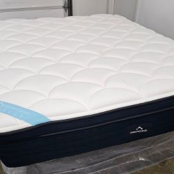 LIKE NEW! DreamCloud Premier Cal-King Mattress - Delivery Available