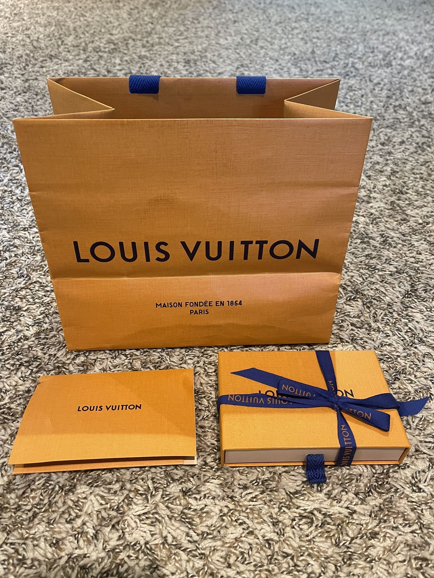 Louis Vuitton LV unisex card holder AUTHENTIC brand new witb papers and receipt.
