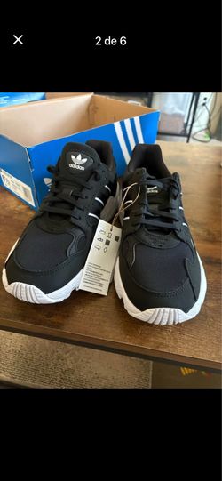 Women’s tennis shoes