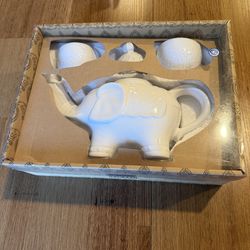 222 Fifth “Caravan” teapot cup set