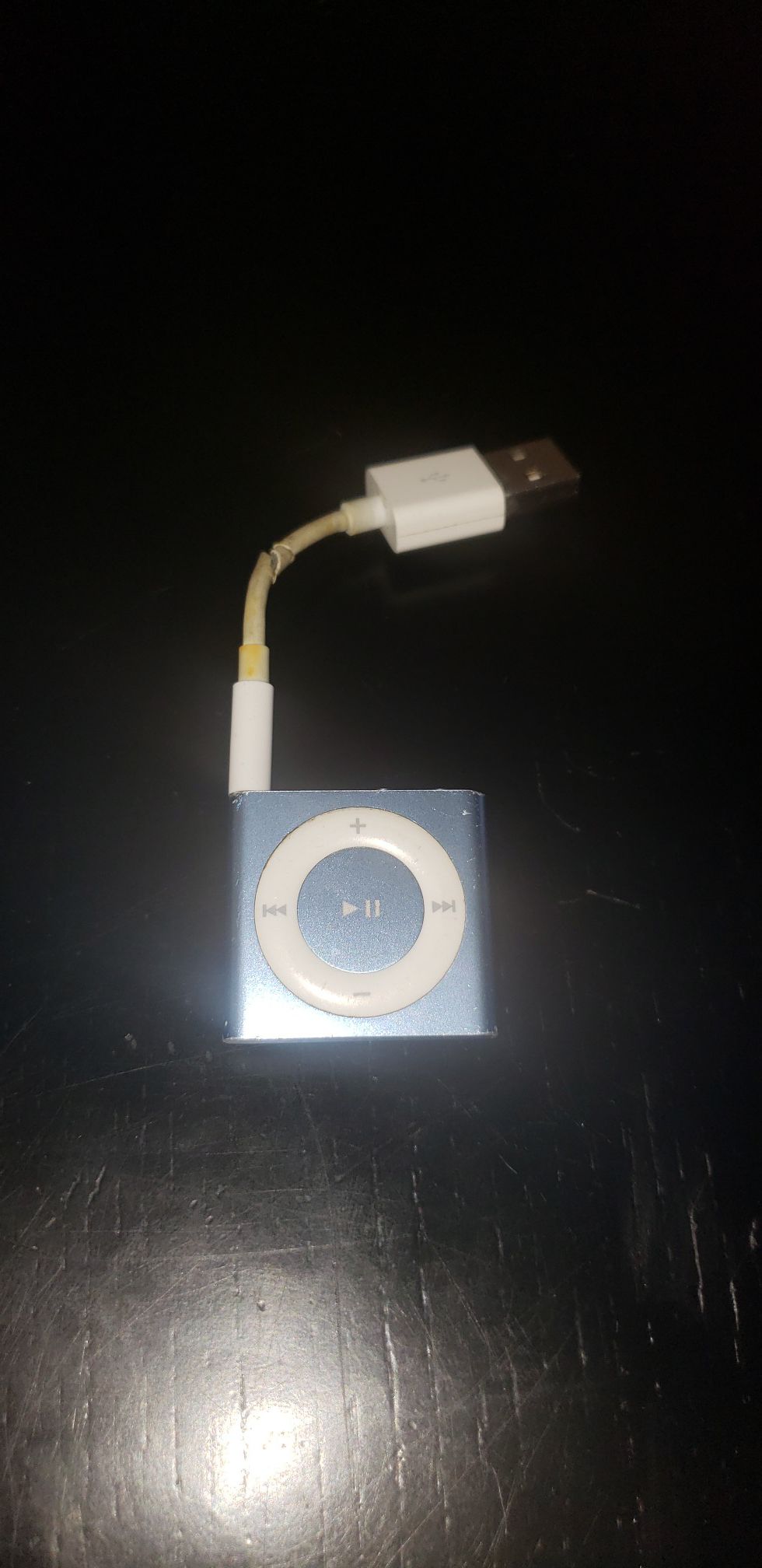 Ipod shuffle 4th generation w/ charger