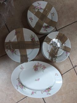 Flowered dish set