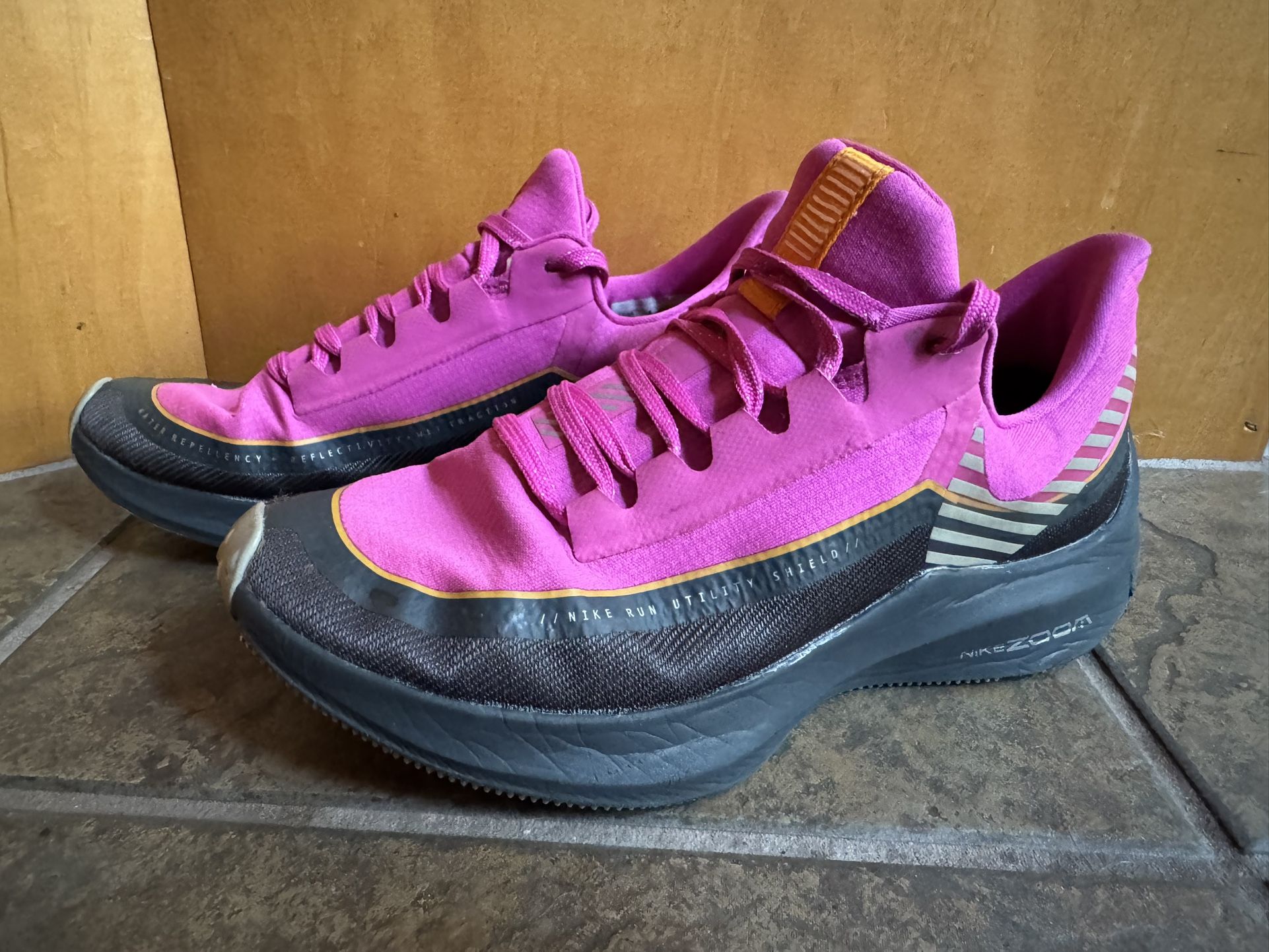 Nike Air Zoom Winflo 6 Shield Running Shoes Women’s Size 7 Fire Pink Neon