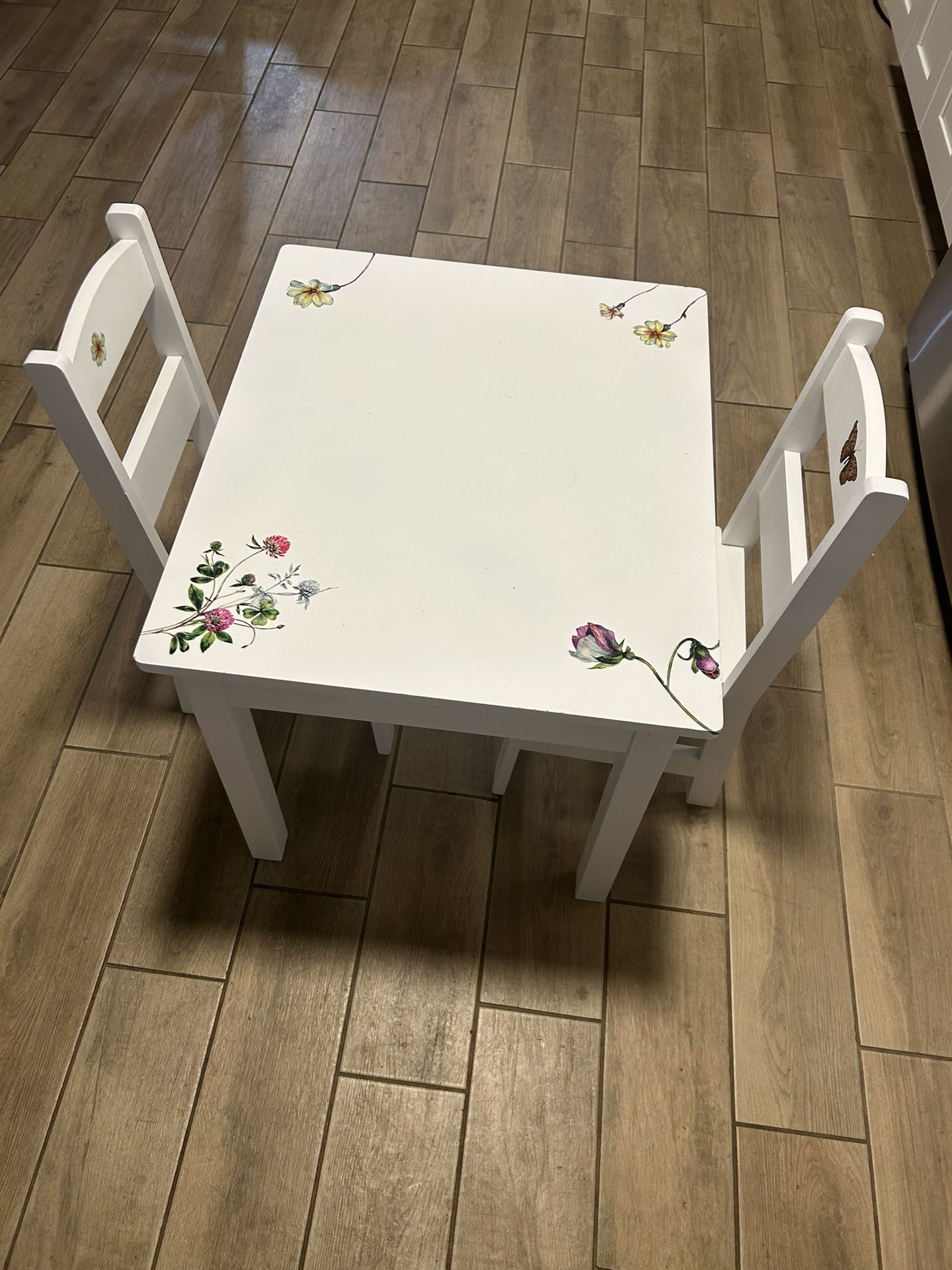 Melisa and Doug children’s table with two chairs