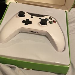 White Wireless Xbox Controller 