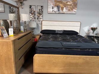 Stunning oak bedroom set! 🚨📦 Easy Financing!